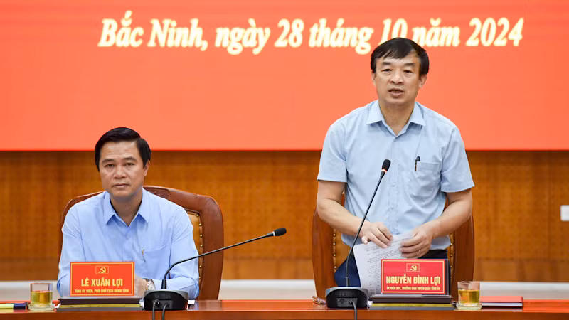 Đồng chí Nguyễn Đình Lợi, Trưởng Ban Tuyên giáo Tỉnh ủy Bắc Ninh thông tin tại hội nghị.