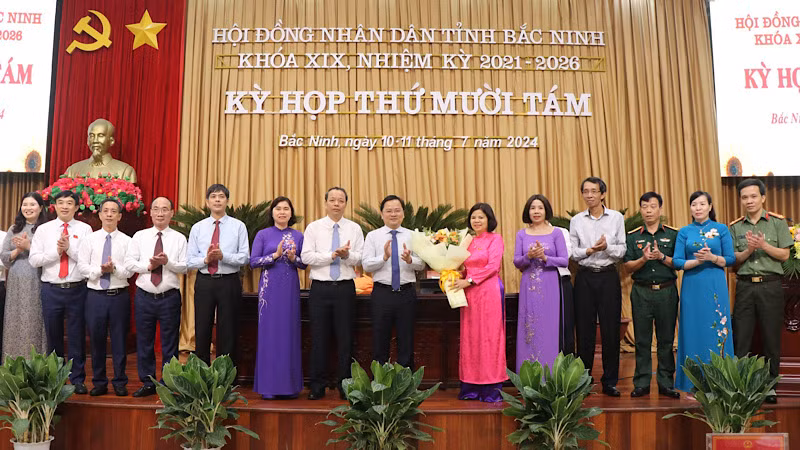 Lãnh đạo tỉnh Bắc Ninh chúc mừng đồng chí Nguyễn Hương Giang đã hoàn thành nhiệm vụ trên cương vị Chủ tịch Ủy ban nhân dân tỉnh.