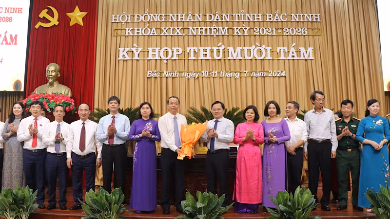 Lãnh đạo tỉnh Bắc Ninh tặng hoa, chụp ảnh kỷ niệm cùng đồng chí Nguyễn Quốc Chung.
