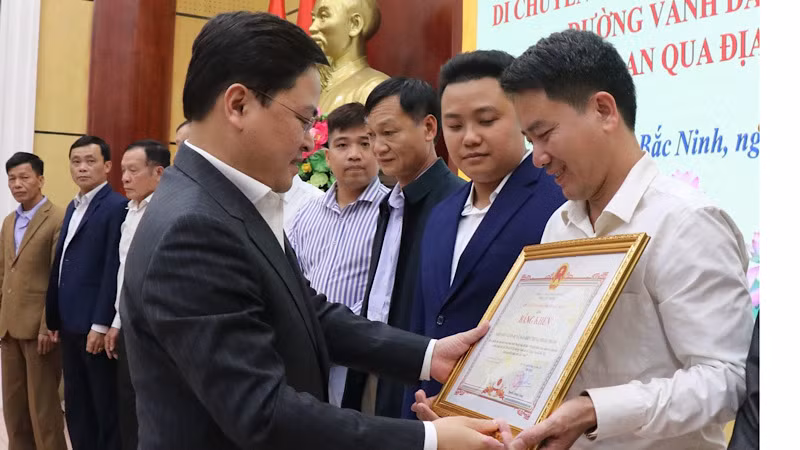 Bí thư Tỉnh ủy Bắc Ninh trao Bằng khen tặng các tập thể có thành tích xuất sắc trong Phong trào thi đua.