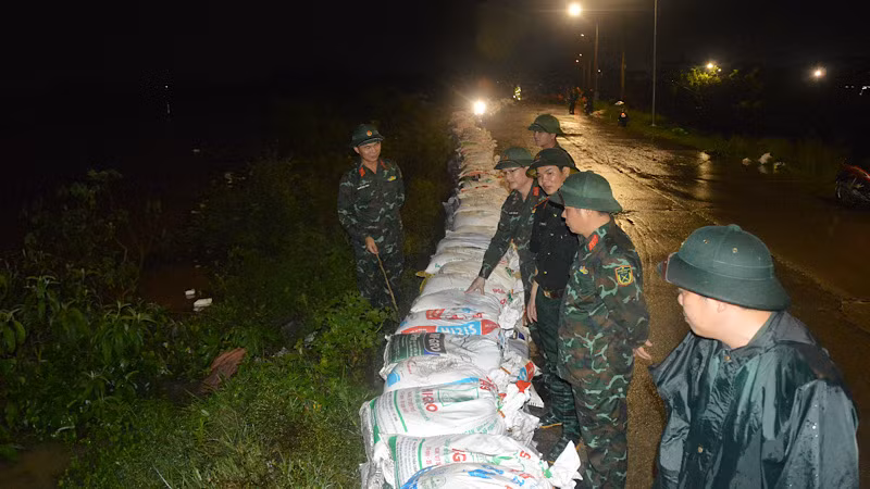 Hơn 400m đê bối đã được cán bộ chiến sĩ, công an cùng người dân địa phương kịp thời gia cố trong đêm.