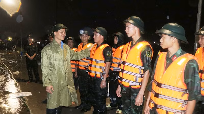 Đồng chí Chủ tịch Ủy ban nhân dân tỉnh Bắc Ninh Vương Quốc Tuấn động viên lực lượng xử lý chống tràn mặt đê bối Đẩu Hàn, phường Hòa Long, thành phố Bắc Ninh.