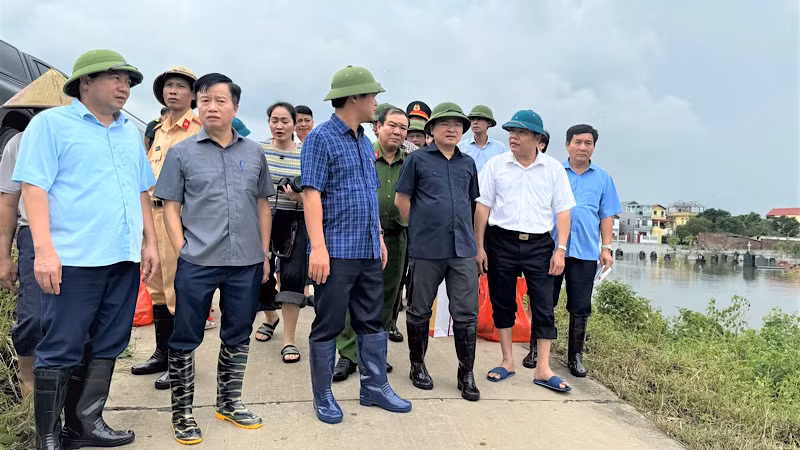 Kiểm tra, nắm tình hình ngập úng tại huyện Yên Phong.