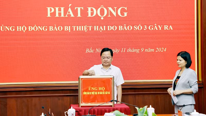 Các đồng chí lãnh đạo tỉnh tham gia ủng hộ đồng bào bị bão lụt.