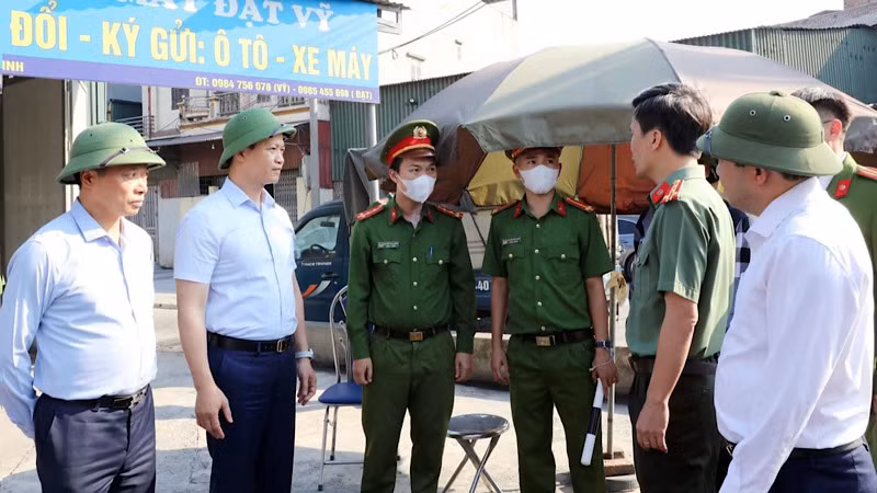 Chủ tịch Ủy ban nhân dân tỉnh Bắc Ninh Vương Quốc Tuấn (thứ hai từ trái sang) kiểm tra công tác xử lý vi phạm ô nhiễm môi trường tại xã Văn Môn, huyện Yên Phong.