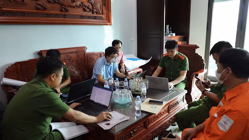 Lực lượng chức năng làm việc với các cơ sở sản xuất.