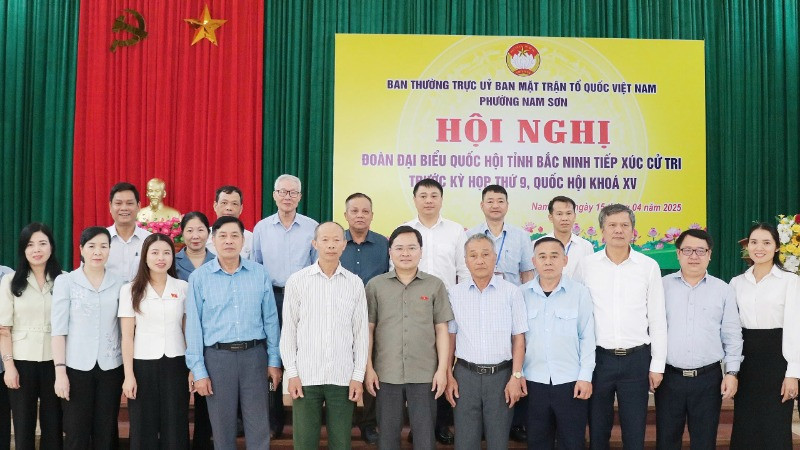 Đồng chí Nguyễn Anh Tuấn, Ủy viên Trung ương Đảng, Bí thư Tỉnh ủy, Trưởng đoàn đại biểu Quốc hội tỉnh Bắc Ninh tiếp xúc cử tri tại phường Nam Sơn, thành phố Bắc Ninh.