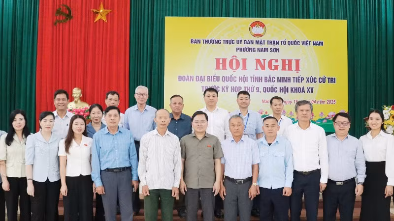 Đồng chí Nguyễn Anh Tuấn, Ủy viên Trung ương Đảng, Bí thư Tỉnh ủy, Trưởng đoàn đại biểu Quốc hội tỉnh Bắc Ninh tiếp xúc cử tri tại phường Nam Sơn, thành phố Bắc Ninh.