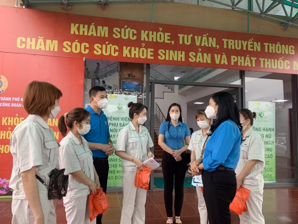 Tổ chức thăm khám sức khỏe cho người lao động trong Tháng Công nhân.