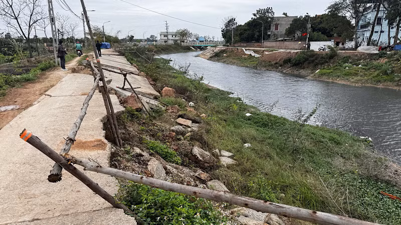 Tình hình sạt lở tại dự án cải tạo kênh tiêu Tào Khê gây khó khăn cho người dân trong di chuyển.