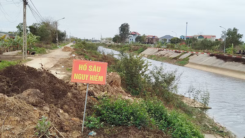 Ban quản lý dự án đã cắm cảnh báo nguy hiểm.