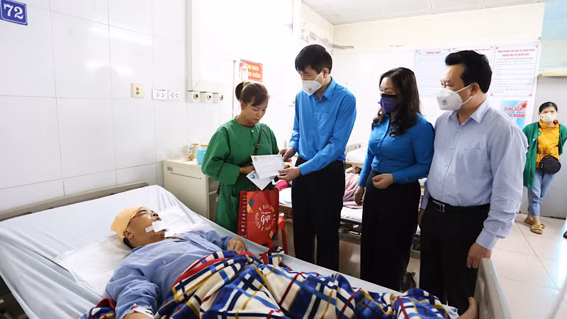 Đại diện Liên đoàn Lao động tỉnh và lãnh đạo huyện Tiên Du thăm hỏi, động viên công nhân bị tại nạn lao động tại cụm công nghiệp Phú Lâm. Đại diện Liên đoàn Lao động tỉnh và lãnh đạo huyện Tiên Du thăm hỏi, động viên công nhân bị tại nạn lao động tại cụm công nghiệp Phú Lâm.