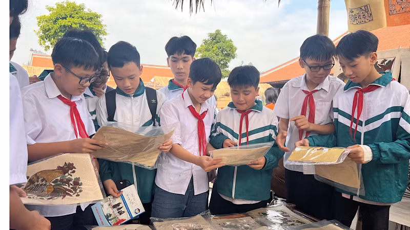 Các em học sinh hào hứng trải nghiệm tại Chợ tranh.