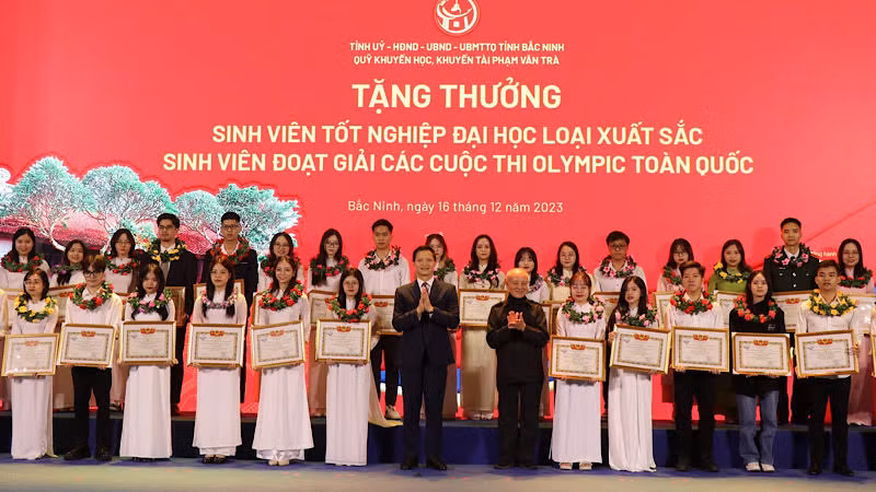 Đại tướng Phạm Văn Trà tặng thưởng và chụp ảnh lưu niệm với các sinh viên có thành tích xuất sắc tại buổi tọa đàm "Bắc Ninh - Khát vọng bay cao"