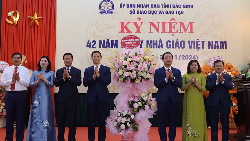 Lãnh đạo tỉnh Bắc Ninh tặng hoa chúc mừng kỷ niệm 42 năm ngày Nhà giáo Việt Nam.