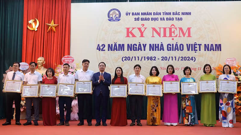 42 thầy cô giáo có thành tích xuất sắc đã được khen thưởng dịp này.