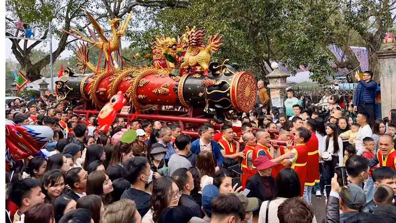 Người dân trong làng và du khách hân hoan rước pháo ra đình.