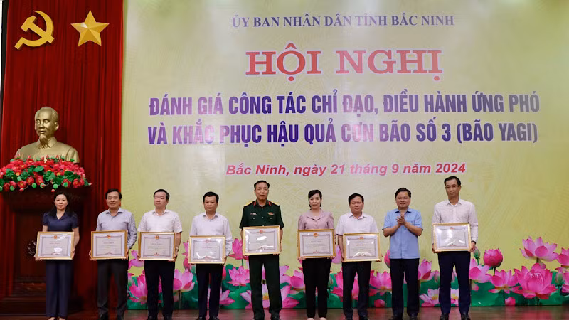 Bí thư Tỉnh ủy Bắc Ninh Nguyễn Anh Tuấn (thứ hai từ phải sang) trao Bằng khen tặng các tập thể có thành tích xuất sắc trong chỉ đạo, ứng phó với bão số 3.