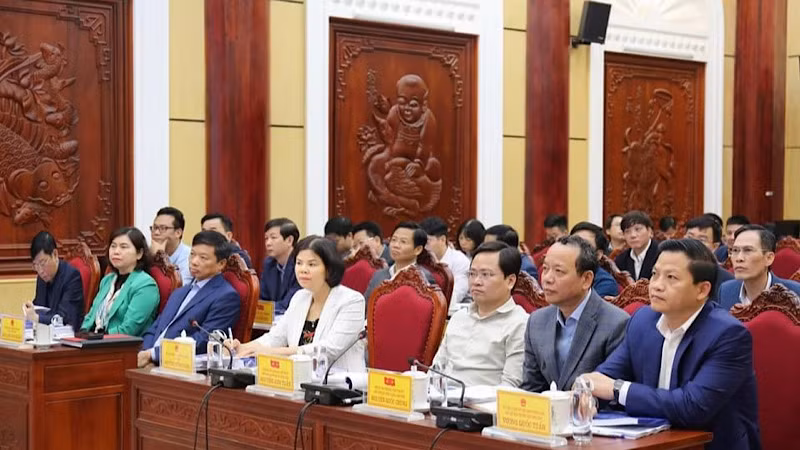 Các đồng chí lãnh đạo tỉnh tham dự phiên họp.