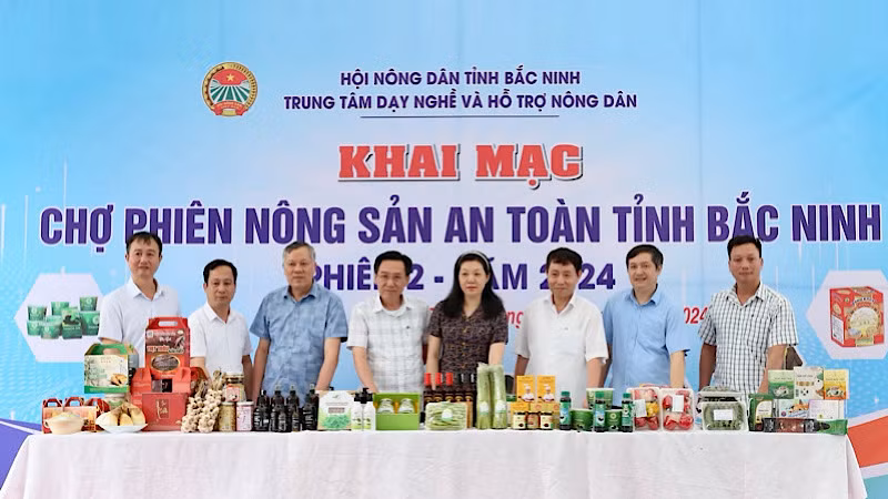 Các đại biểu ấn nút khai mạc Chợ phiên Nông sản an toàn tỉnh Bắc Ninh.