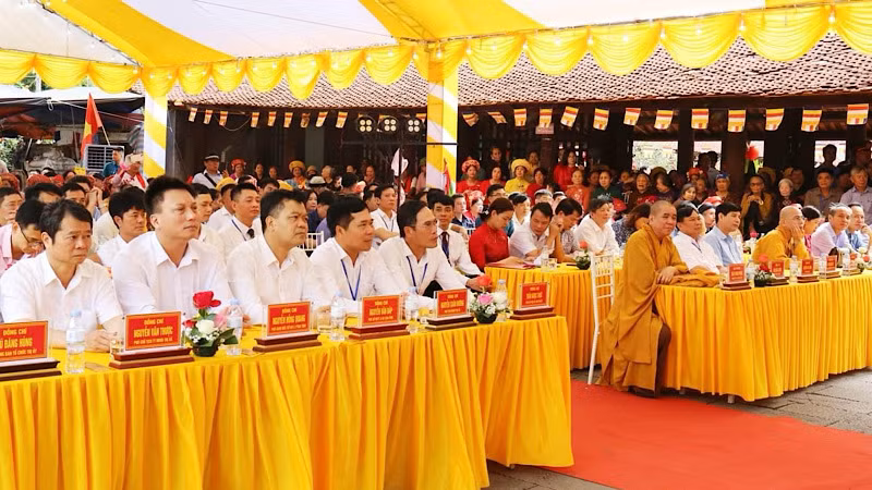 Đông đảo người dân và du khách tham dự lễ khai hội chùa Dâu.