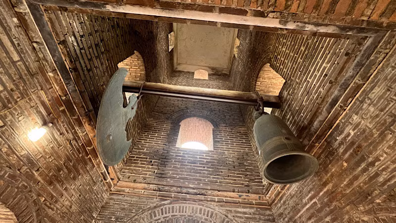 Chuông và khánh được treo trong tháp Hòa Phong.