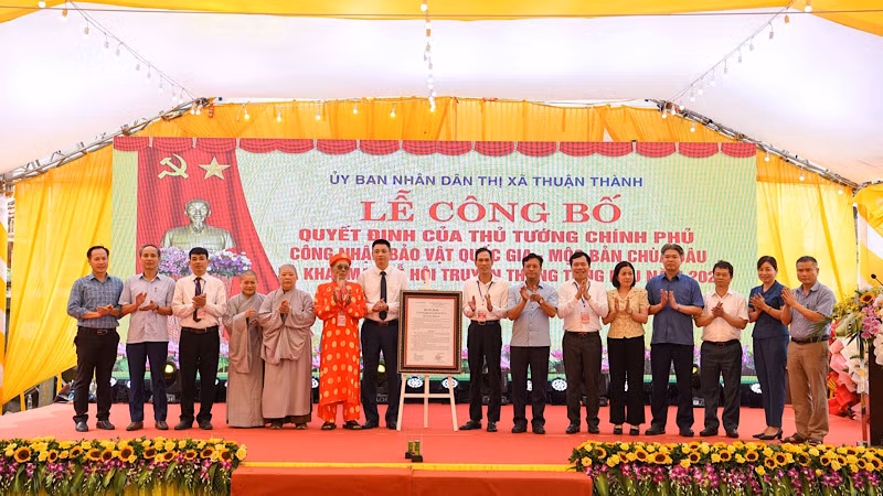 Lễ đón nhận quyết định của Thủ tướng Chính phủ về công nhận Bảo vật quốc gia đối với mộc bản chùa Dâu .