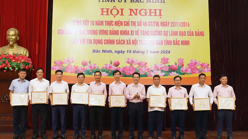 Các tập thể, cá nhân được khen thưởng vì có thành tích xuất sắc qua 10 năm thực hiện Chỉ thị số 40.