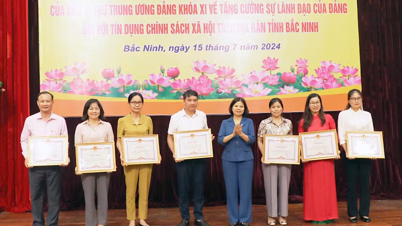 Phó Bí thư Tỉnh ủy Bắc Ninh tặng Bằng khen tới các tập thể xuất sắc.