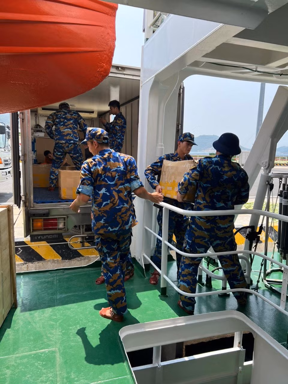 Gần 20 tấn hàng của quân, dân Thủ đô được gửi tới Trường Sa. (Ảnh: NGỌC THỦY)