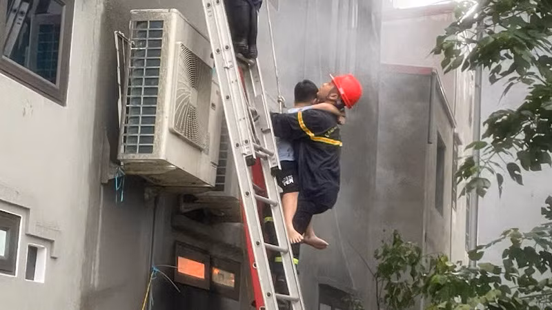 Giải cứu thành công cháu nhỏ khỏi đám cháy.