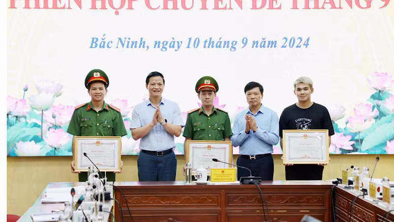 Các đồng chí lãnh đạo tỉnh Bắc Ninh tặng Bằng khen cho các tập thể, cá nhân xuất sắc trong công tác chữa cháy và cứu người, cứu tài sản trong vụ cháy rạng sáng 10/9.