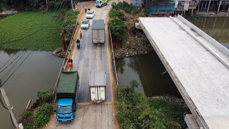 Nước sông dâng cao, Bắc Ninh cấm lưu thông qua cầu tạm cầu Nét.
