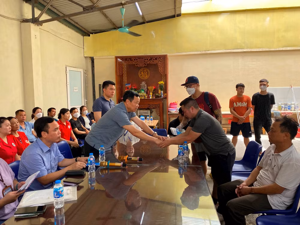 Lãnh đạo quận Đống Đa động viên, thăm hỏi gia đình các nạn nhân.