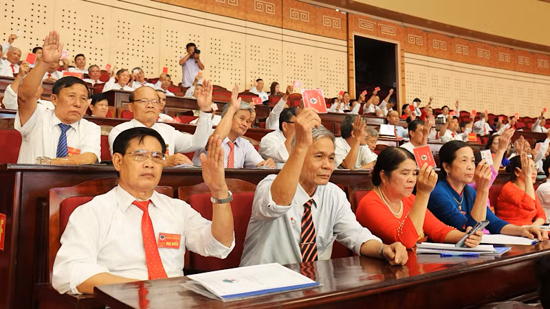 Các đại biểu biểu quyết bầu Ban chấp hành Hội.