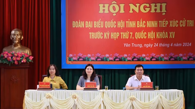 Các đại biểu Quốc hội tỉnh Bắc Ninh tiếp xúc cử tri tại xã Yên trung, huyện Yên Phong. 