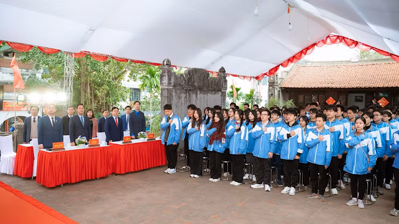 Lễ chào cờ của các đội tuyển trong Lễ xuất quân được tổ chức tại Văn Miếu - Bắc Ninh.