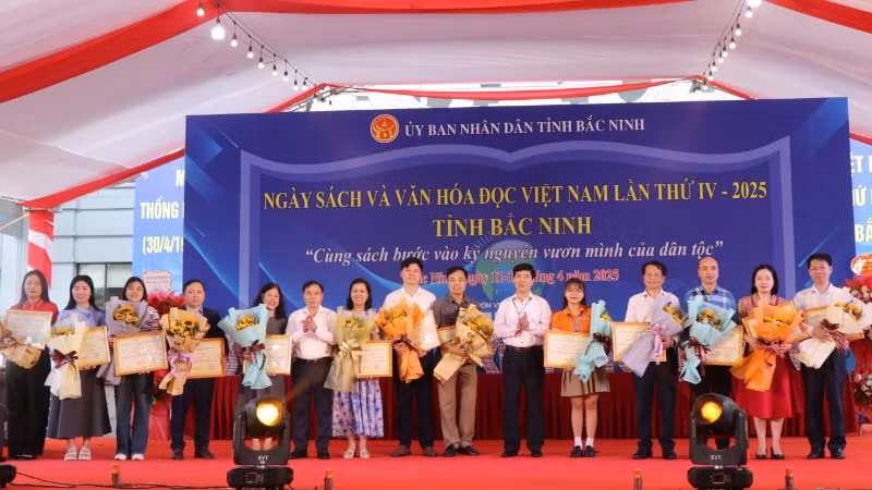 Biểu dương các đơn vị có có nhiều đóng góp trong việc xây dựng và phát triển văn hóa đọc.