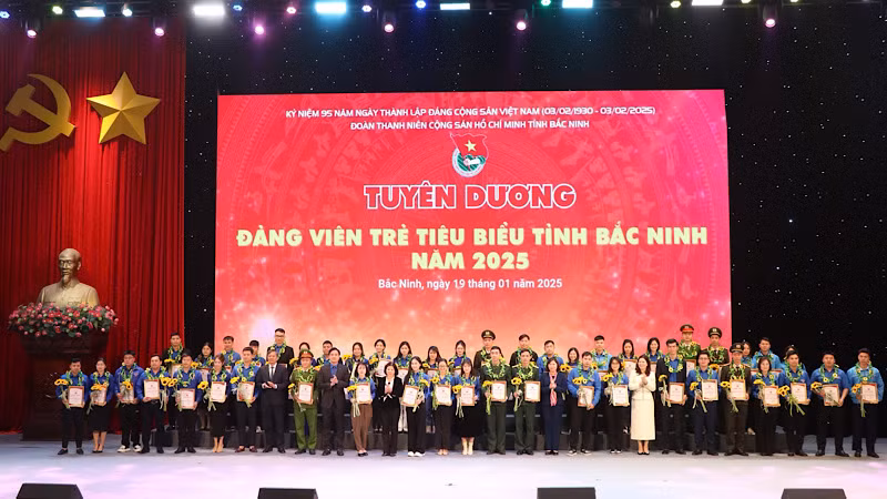Lãnh đạo tỉnh tặng hoa chúc mừng 95 đảng viên trẻ tiêu biểu được tuyên dương dịp này.