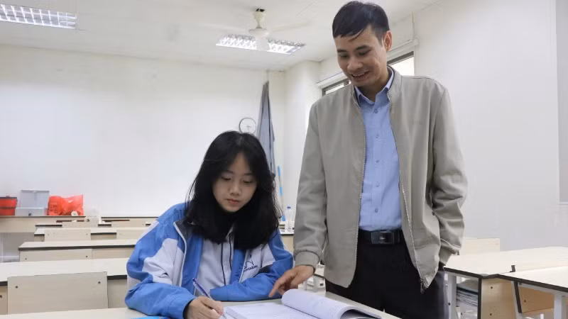 Em Thanh Xuân và thầy giáo chủ nhiệm trong những giờ ôn luyện.