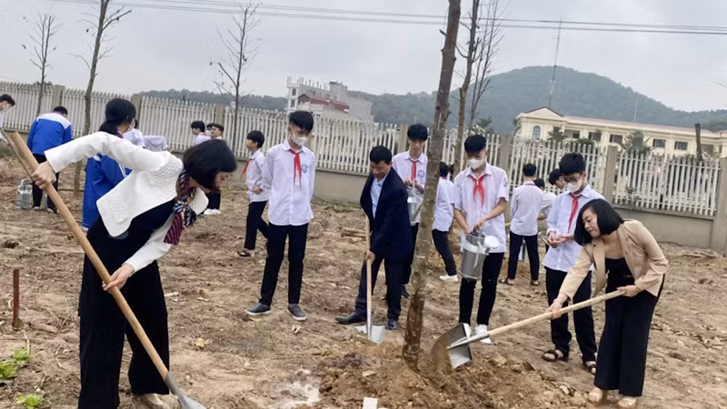 Cô trò trường THCS Nam Sơn, thành phố Bắc Ninh trồng cây đầu năm mới.