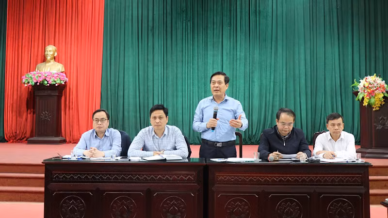 Chủ tịch Ủy ban nhân dân thành phố Bắc Ninh giải đáp các kiến nghị, thắc mắc của người dân.