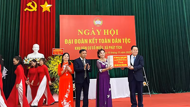 Đồng chí Nguyễn Trọng Nghĩa tặng quà, chung vui cùng bà con trong thôn.