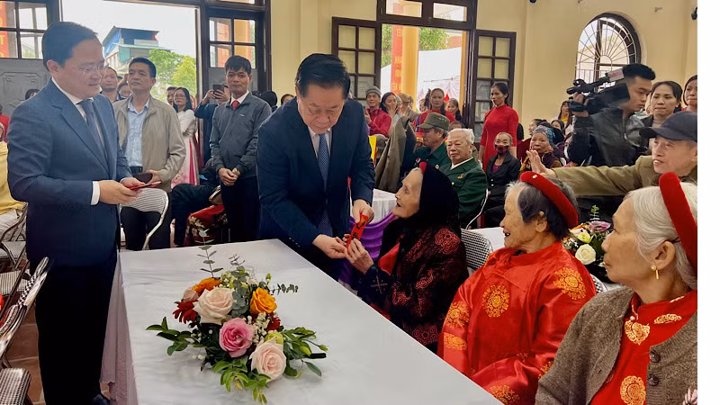 Đồng chí Nguyễn Trọng Nghĩa và lãnh đạo tỉnh Bắc Ninh tặng quà, chúc thọ các cụ cao niên trong thôn.