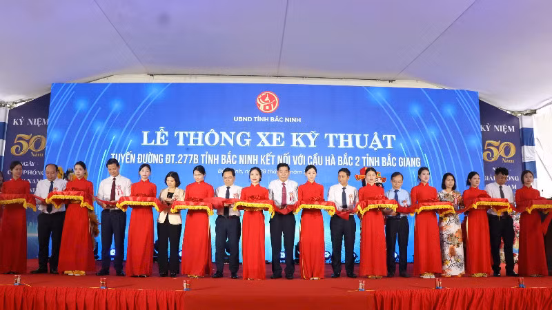 Lãnh đạo hai tỉnh Bắc Ninh, Bắc Giang cắt băng thông xe kỹ thuật tuyến đường ĐT 277B.