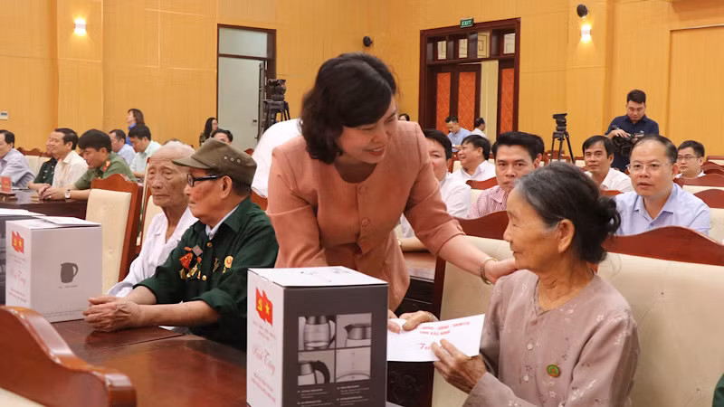 Nhiều phần quà ý nghĩa được lãnh đạo tỉnh trân trọng trao tặng tới các đại biểu.