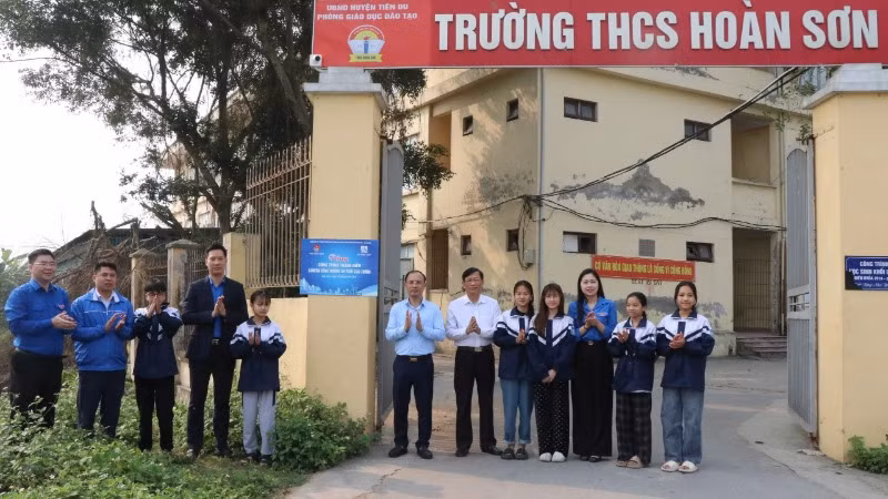 Gắn biển công trình “Camera cổng trường an toàn giao thông” tại trường Trung học cơ sở Hoàn Sơn.