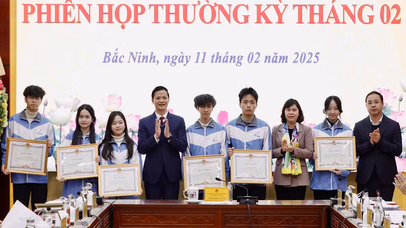 Chủ tịch Ủy ban nhân dân tỉnh Bắc Ninh đã trao Bằng khen tặng các học sinh có thành tích xuất sắc, đoạt giải Nhất trong kỳ thi chọn học sinh giỏi quốc gia Trung học phổ thông năm học 2024-2025.