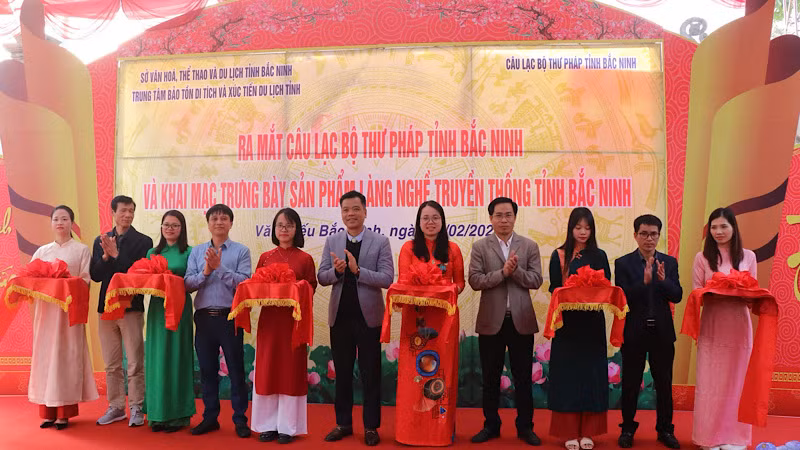 Các đại biểu cắt băng khai mạc trưng bày di sản văn hóa nghề thủ công truyền thống tỉnh.