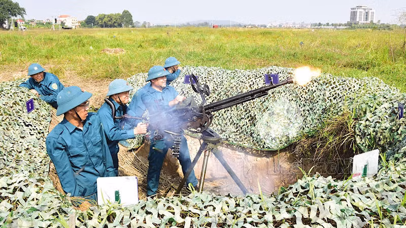 Dân quân thành phố Bắc Ninh luyện tập thực binh.